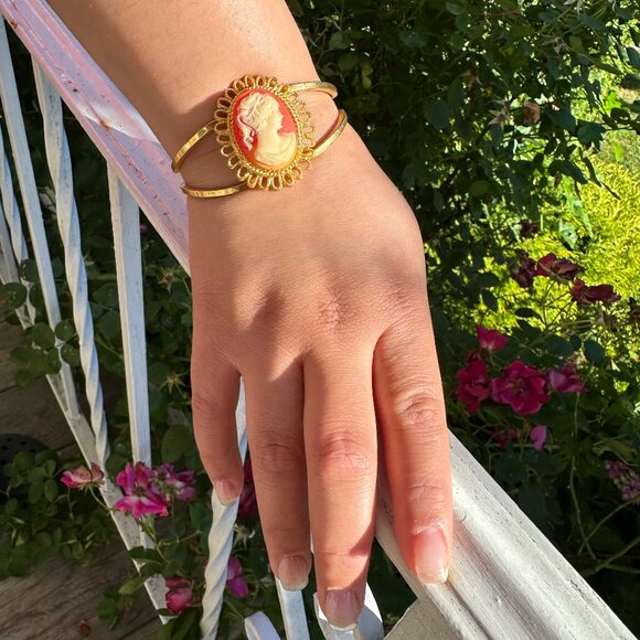 Vintage Cameo Clamper Bracelet Elegant Light - Picture 1 of 11